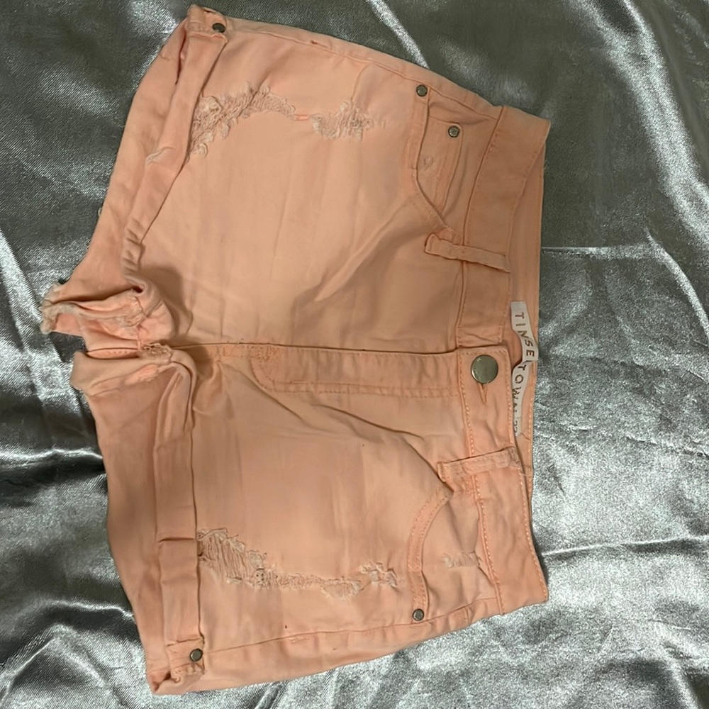 Salmon colored shorts, women